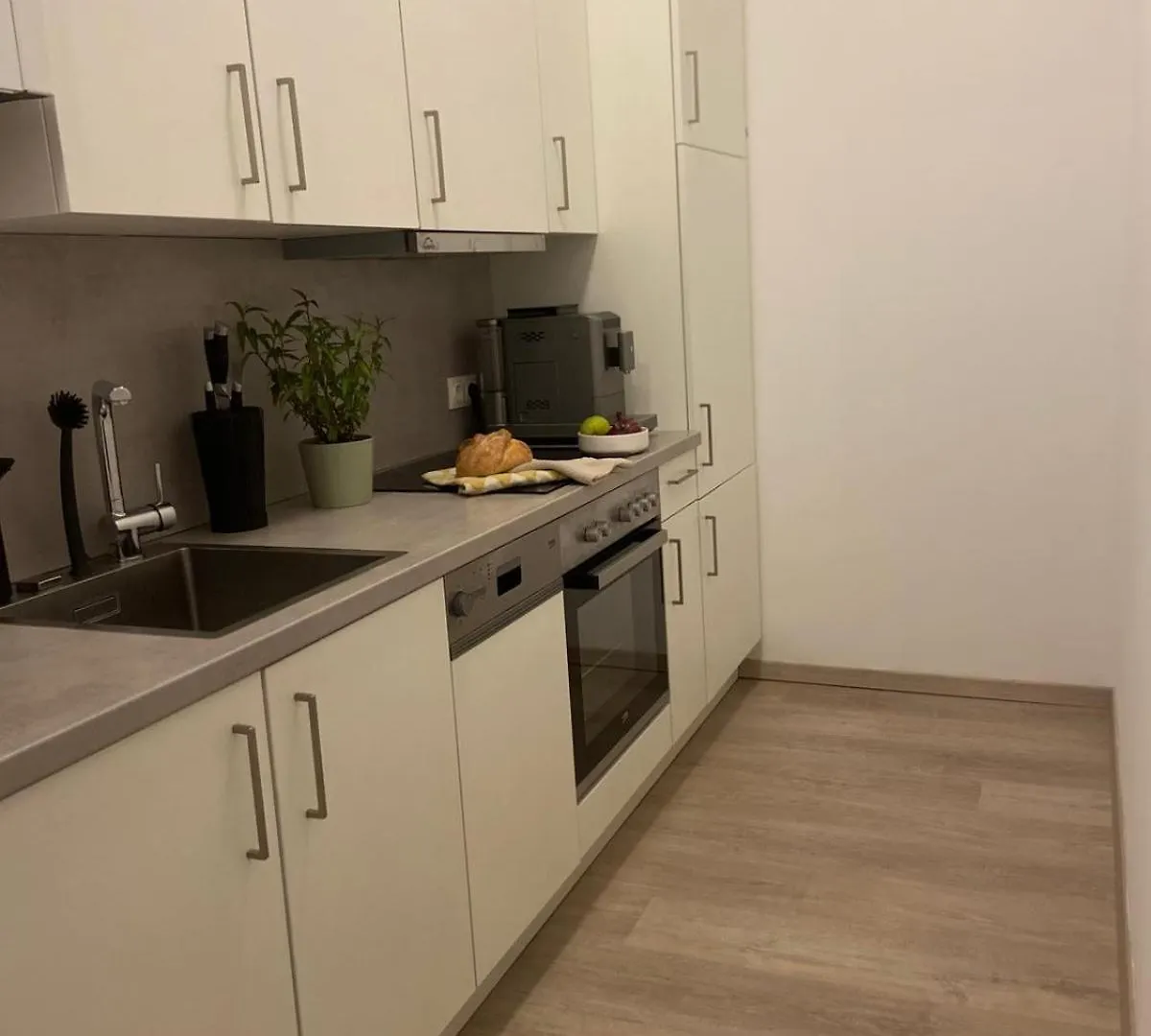 Servus Homes - Metro Station Stadthalle Viena